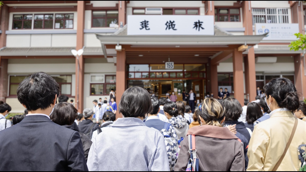 教職員の後ろ姿